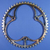 Einfachkettenblatt (3/32"-Ausführung) Zeitraum: 1954 bis 1990 Verwendung: Diamant Rennräder (mit Vier- oder Fünfgang-Schaltung); Diamant Luxus-Sporträder und Modell 35 205 Material: Stahl (verchromt) Befestigung: 3-Punkt-Befestigung (120mm Lochkreisdurchmesser) Größe: 46, 48, 50 oder 52 Zähne Zahnbreite: 3/32" (2,3mm) Bemerkungen: -