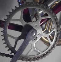 Tourensport-Kettenblatt Zeitraum: 1955 bis 1956 Verwendung:Diamant Modell 101 und 102; Tourensporträder von Simson Material: Stahl (verchromt) Befestigung: 5-Punkt-Befestigung (50mm Lochkreisdurchmesser) Größe: 46 Zähne Zahnbreite: 1/8" Bemerkungen: Gestaltung ähnlich wie alte Adler-Kettenblätter