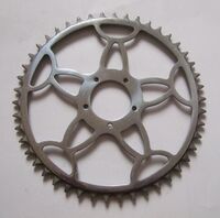 Sport-Kettenblatt Zeitraum: 1953 bis 1962 Verwendung: Mifa Sporträder, Diamant Tourensporträder sowie Modelle 104, 105 und Export- Tourenräder Material: Stahl (verchromt) Befestigung: 5-Punkt-Befestigung (50mm Lochkreisdurchmesser) Größe: 46 Zähne Zahnbreite: 1/8" Bemerkungen: Gestaltung ähnlich wie alte Wanderer-Kettenblätter