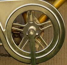 Kettenblatt Zeitraum: zumindest 1981 Verwendung: bisher von einem Mifa Modell 162 her bekannt. Material: Stahl (verchromt) Größe: 46 Zähne Zahnbreite: 2,8 mm (für 1/8"-Kette) Bemerkungen: Unklar, ob es sich um DDR-Ware oder Import handelt.