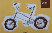 Kinderfahrrad Modell "Janni", Abbildung in einem Export-Katalog von 1955. Original-Beschreibung: "Kinderfahrrad Typ 'Janni' für Kinder von 4 bis 12 Jahren, mit Stahlrohrrahmen und 12 1/2"-Räder mit Freilauf-Rücktrittnabe. Lenker und Sattel sind verstellbar. Dieses Modell kann auch als 'Janni-Sport' mit Rennlenker und ohne Schutzbleche geliefert werden. Länge 120 cm, Gewicht ca. 9 kg."