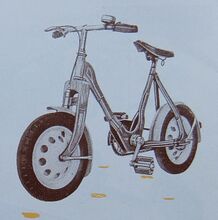 Kinderrad "Pionier-Extra", Abbildung in einem Export-Katalog von 1955. Original-Beschreibung: "Ein Zweirad mit offenen [sic] Preß-Stahlrahmen für Kinder von 4 bis 10 Jahren, vollballonbereiften Rädern, Draht 12 1/2X2 1/4" und Kettenantrieb 1/2X1/8". Das Vorderrad ist mit kugelgelagerter Fahrradnabe, das Hinterrad mit Torpedo-Freilaufnabe versehen. Ledersattel mit verstellbarer Sattelstütze. Bowdenzugbremse, Rücklicht und Kippständer sowie die vernickelten Beschlagteile und der Lenker sind ebenfalls aus bestem Material."