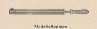 Kinderluftpumpe von Saxonia Zeitraum: 60er Jahre, bis mind. 1968 Verwendung: Kinderfahrräder, Zubehör Material: Stahl lackiert Bekannte Farben: silber, schwarz Bemerkungen: kurze Pumpe mit Feder zwischen Griff und Kolbenführung, die ein Einklemmen der Finger verhinderte