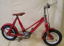 "Pionier"-Kinderrad, 1950er Jahre, ursprüngliche Lackierung grün. Pedale nicht Original.
