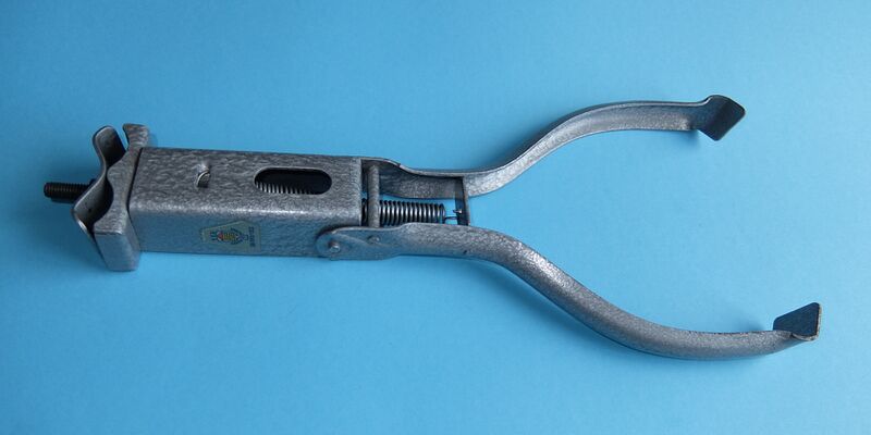 Datei:Kippständer ARARA Dohna Hammerschlag- Silber.jpg