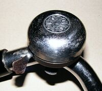 Zeitraum: frühe 50er Jahre (hier:1951) Hersteller: ?? Verbaut an: Fahrräder von Diamant Deckel: Stahl, verchromt Unterteil: Stahl, lackiert Bemerkungen: Herstellerlogo auf Drücker. Sog. "Lilienklingel" - erste Ausführung, noch nicht von M Ruhla