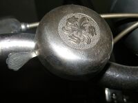 Klingel mit floraler Prägung, Mitte 50er Jahre, verbaut an: u.a. Diamant-Rädern, Material: Stahl verchromt, verzinkt, Hersteller: M Ruhla