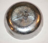 Zeitraum: 70er Jahre Hersteller: ?? Verbaut an: ?? Deckel: Stahl, verchromt Unterteil: -- Bemerkungen: möglicherweise zum 60. Jubiläum der russischen Oktoberrevolution?