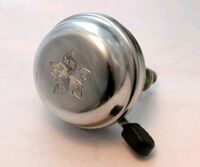 Zeitraum: ab etwa 1978 Hersteller: vrmtl. KEBA Verbaut an: alle Modelle Deckel: Stahl, verchromt Unterteil: -- Bemerkungen: eckiger Drücker geprägt mit Made in GDR, Drücker aus schwarzem oder rotem Kunststoff