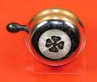 Zeitraum: ab etwa 1978 Hersteller: vrmtl. KEBA Verbaut an: alle Modelle Deckel: Stahl, verchromt Unterteil: Stahl, verzinkt Bemerkungen: runder Drücker geprägt mit IFA