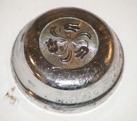 Klingeldeckel der letzten Ausführung (glockenförmig) mit floraler Prägung, 80er Jahre, Material: Stahl verchromt