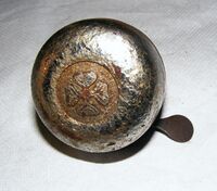 Zeitraum: frühe 50er Jahre (hier: 1952) Hersteller: Luther Verbaut an: Fahrrädern von Simson Deckel: Stahl, verchromt Unterteil: Stahl, lackiert Bemerkungen: Gütezeichen "1" und Betriebsnummer auf der Unterseite