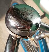 Zeitraum: um 1969 Hersteller: ?? Verbaut an: Klapp- und Tourenrädern von Mifa Deckel: Stahl, verchromt Unterteil: Stahl, lackiert Bemerkungen: Drücker geprägt mit "Made in GDR"