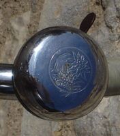 Zeitraum: spätestens 1967 Hersteller: vrmtl. Luther Verbaut an: Mifa Modell 901 Deckel: Stahl, verchromt Unterteil: Stahl, lackiert? Bemerkungen: