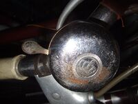 Klingel mit Kronenmotiv, 50er(?)/60erJahre, Material: Stahl verchromt, Unterseite lackiert, Hersteller: ??