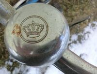 Klingel mit Kronenmotiv Verwendung: um 1970 an Mifa-Tourenrädern; Material: Stahl, verchromt