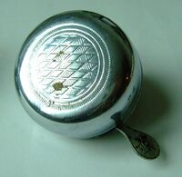 Zeitraum: um 1960 Hersteller: Luther Verbaut an: ?? Deckel: Stahl, verchromt Unterteil: Stahl, lackiert Bemerkungen: Schelle noch mit 2-fach-Verschraubung