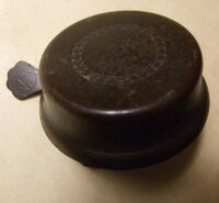 Klingel mit Kranzmotiv, vmtl. Angang 50er Jahre, Hersteller: M Ruhla, Gütezeichen '2' auf der Schelle