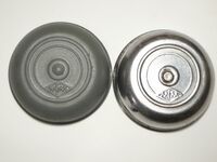 Zeitraum: 50er Jahre Hersteller: MFM Verbaut an:vrmtl. Zubehör Deckel: Stahl, verchromt/lackiert(?) Unterteil: Stahl Bemerkungen: Deckel mit Hersteller-Prägung