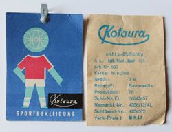 Kotaura-Etiketten Herstellerlogo und Eigenschaften der links abgebildeten Trikots
