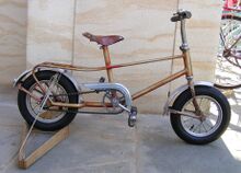 Ein identisches Kinderrad wurde in den 1970er Jahren vom VEB Metallmöbel Berlin produziert.