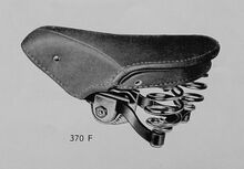 Jugendsattel Nr. 370 F (Möve) Zeitraum: spätestens 1958 bis 19xx Verwendung: Jugendräder (Mifa, Möve)r Decke: Kunstleder Gestell: Stahl, verchromt/lackiert, lackiert und verchromt Bemerkungen: