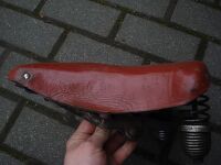 Tourensattel von LLM Zeitraum: 195? bis 1955 Verwendung: Decke: Leder, lackiert Gestell: Stahl, verchromt Bemerkungen: Ausführungen für Damen- und Herrenräder, Regulierfedern, seltene Ausführung