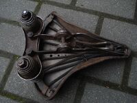 Tourensattel von LLM Unterseite des links nebenstehenden Sattels.