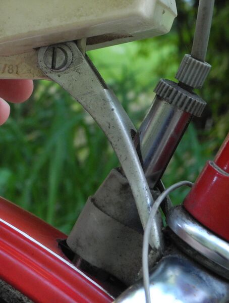 Datei:Lampenhalter Gabelkopfbefestigung für Reifenbremse.JPG