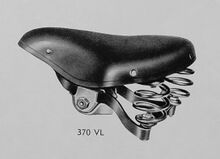 Jugendsattel 'Nr. 370 VL (Möve) Zeitraum: spätestens 1958 bis mind. 1968 Verwendung: Jugendräder (Mifa, Möve) Decke: Leder Gestell: Stahl, verchromt/lackiert, lackiert und verchromt Bemerkungen: