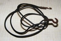 Schwarzes Lichtkabel, Anfang der 50er Jahre. Das Kabel ist dünn mit Garn ummantelt und dann zusätzlcih mit einem dünnen Gummischlauch versehen.