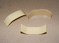 Lichtkabelbefestigung aus Plastik für die Führung des Kabels unter den Schutzblechen bei Diamant-Luxus-Sporträdern. Für das vordere Schutzblech werden 3-4 dieser Klemmen benötigt, für das hintere Schutzblech etwa 8 Klemmen.