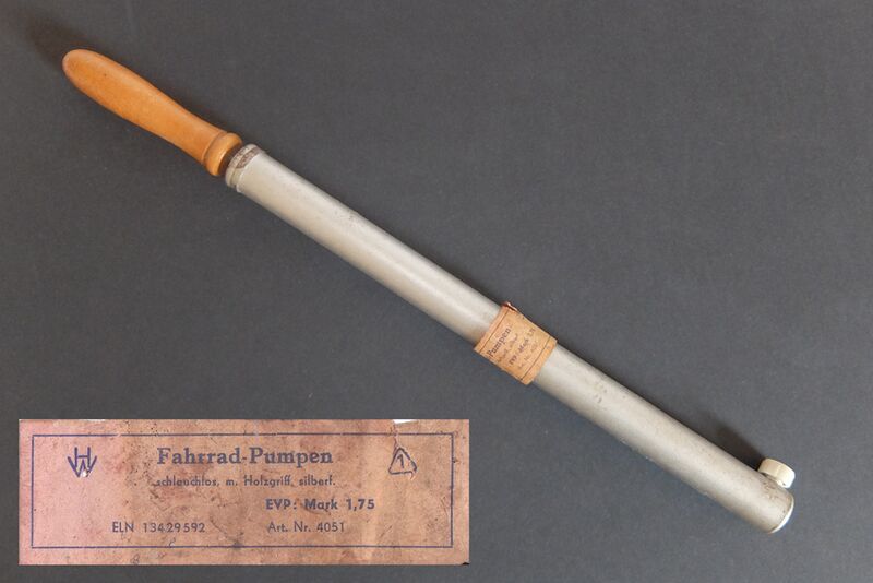 Datei:Luftpumpe Hagendorf & Werdermann silber 60er Jahre.jpg