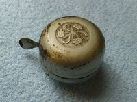 Zeitraum: 50er Jahre Hersteller: Luther Verbaut an: Tourenräder Deckel: Stahl, lackiert Unterteil: Stahl, lackiert Bemerkungen: