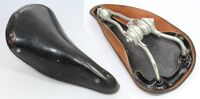 Bahn-Rennsattel von Möve Zeitraum: 80er Jahre Lederdecke: schwarz lackiert Gestell: verzinkt Bemerkungen: