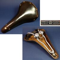 Rennsattel von Möve Zeitraum: um 1960 Lederdecke: braun durchgefärbt Gestell: verchromt Bemerkungen: mit MÖVE-WERK-Plakette (nur sehr kurz verwendet)