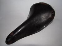 Rennsattel von Möve Zeitraum: 198? bis 198? Lederdecke: schwarz lackiert Gestell: verzinkt Bemerkungen: