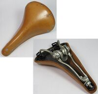 Rennsattel von Möve Zeitraum: Ende 1980er Jahre Lederdecke: natur Gestell: verzinkt Bemerkungen: