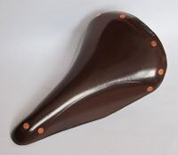 Zeitraum: 1954 bis 1955 Lederdecke: schokoladenbraun lackiert Gestell: verchromt Bemerkungen: Plakette mit fliegender Möve