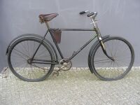 'Stephan'-Sattel. Eindeutig nicht original sind Vorderradgabel, Lenker, linkes Pedal.