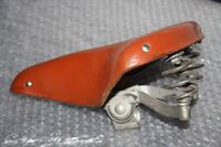 Tourensattel von Möve Zeitraum: späte 70er bis Mitte 80er Jahre Verwendung: Verbaut an Tourenrädern sowie ab und zu an Klapprädern. Häufig bei Mifa zu finden. Evtl Zubehörteil. Decke: Leder, lackiert Gestell: Stahl, verzinkt Bemerkungen: Ausführungen für Damen- und Herrenräder. Eine ältere Version mit verchromten Sattelgestell gab es ab den 60ern bis Mitte/Ende der 70er.