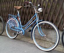 Möve Modell 65 (1956) Bemerkenswert bei diesem Fahrrad sind die in Rahmenfarbe lackierten Luftpumpenhalter.