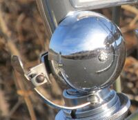 Rennradklingel von M Ruhla; Verwendung: 50er Jahre; hochglanzpolierte und angenietete Glocke; Material: Stahl, vernickelt (Gestell), verchromt (Glocke)