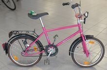 Ein BMX-Rad, das bereits das MDF-Dekor mit dem Askania-Schriftzug am Unterrohr trägt.