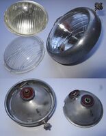 Bemerkungen: Die Streuscheiben der MGK-Scheinwerfer gab es in 4 Varianten. Ob dies abhängig von Baujahr oder Modell war, ist nicht bekannt. Oft findet sich ein Datumsstempel auf der Rückseite des Reflektors: oberes Bild links oben Okt.56, links unten Jan.57, rechts Aug.57