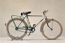 Abbildung des Modells 305 im Genex-Katalog von 1977, hier noch mit Mifa-Dekor. Anhand des Rücklichts ist zu vermuten, dass die Abbildung ein Fahrrad zeigt, das spätestens 1975 gebaut wurde.