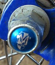 Zeitraum: 198x bis 1990 Hersteller: vrmtl. Mifa Verwendung: u. a. Mifa BMX-Fahrräder, Mifa Leichtlaufrad, evtl. auch Zubehörteil Material: Stahl verchromt Bemerkungen: Mifa-Logo