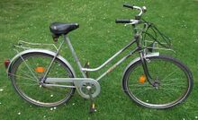 Mifa Modell 160 (1990) Ob Sattel und Pedale bei diesem Fahrrad original sind, kann nicht mit Gewissheit festgestellt werden. Das Fahrrad besitzt eine offenbar originale Dreigangnabenschaltung von Sturmey Archer und verchromte Stahlfelgen von Schürmann. Im Vorderad ist eine RENAK-Nabe eingespeicht. Reifen nicht original.