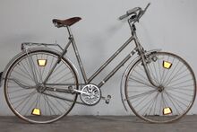 Aufwendig umgebautes Vorkriegs-Sportradmodell von Mifa: der 26"-Herrenrahmen wurde zum Damenrahmen umgelötet und anschließend mit Hammerschlaglack und Handlinierungen versehen. Die erste Ausstattung bestand vor allem aus Rennradteilen (u.a. Schlauchreifen), wurde aber anschließend immer weiter modernisiert.