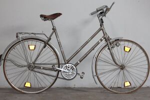 Aufwendig umgebautes Vorkriegs-Sportradmodell von Mifa: der 26"-Herrenrahmen wurde zum Damenrahmen umgelötet und anschließend mit Hammerschlaglack und Handlinierungen versehen. Die erste Ausstattung bestand vor allem aus Rennradteilen (u.a. Schlauchreifen).